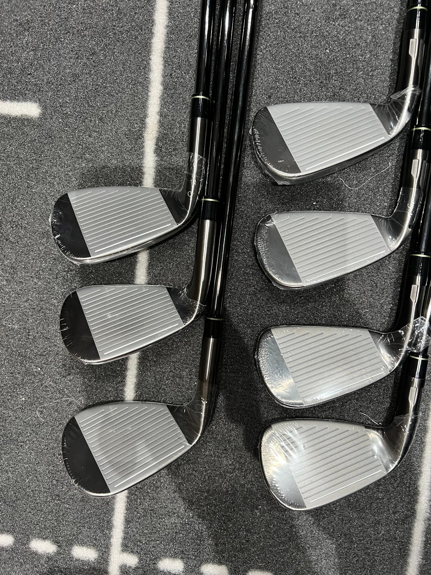 TAYLORMADE Qi GUNMETAL IRONS / 5 - SW / Mens RH / 85g Reg Flex