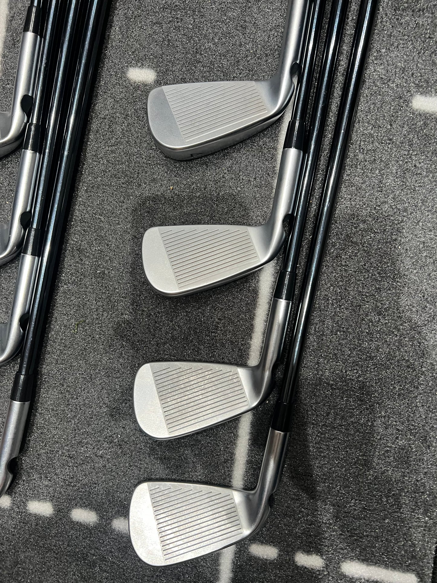 PING i530 IRONS / 4 - UW / BLACK DOT / RH / 75g Stiff Flex Graphite Shafts / MINT USED