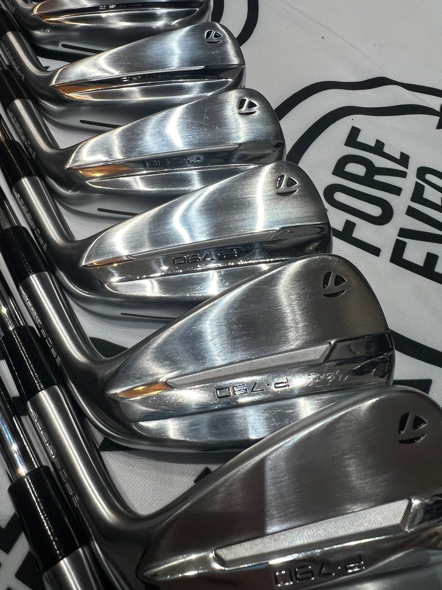 TAYLORMADE P790 (2025) IRONS / 4 - PW / RH / 105g Reg Flex
