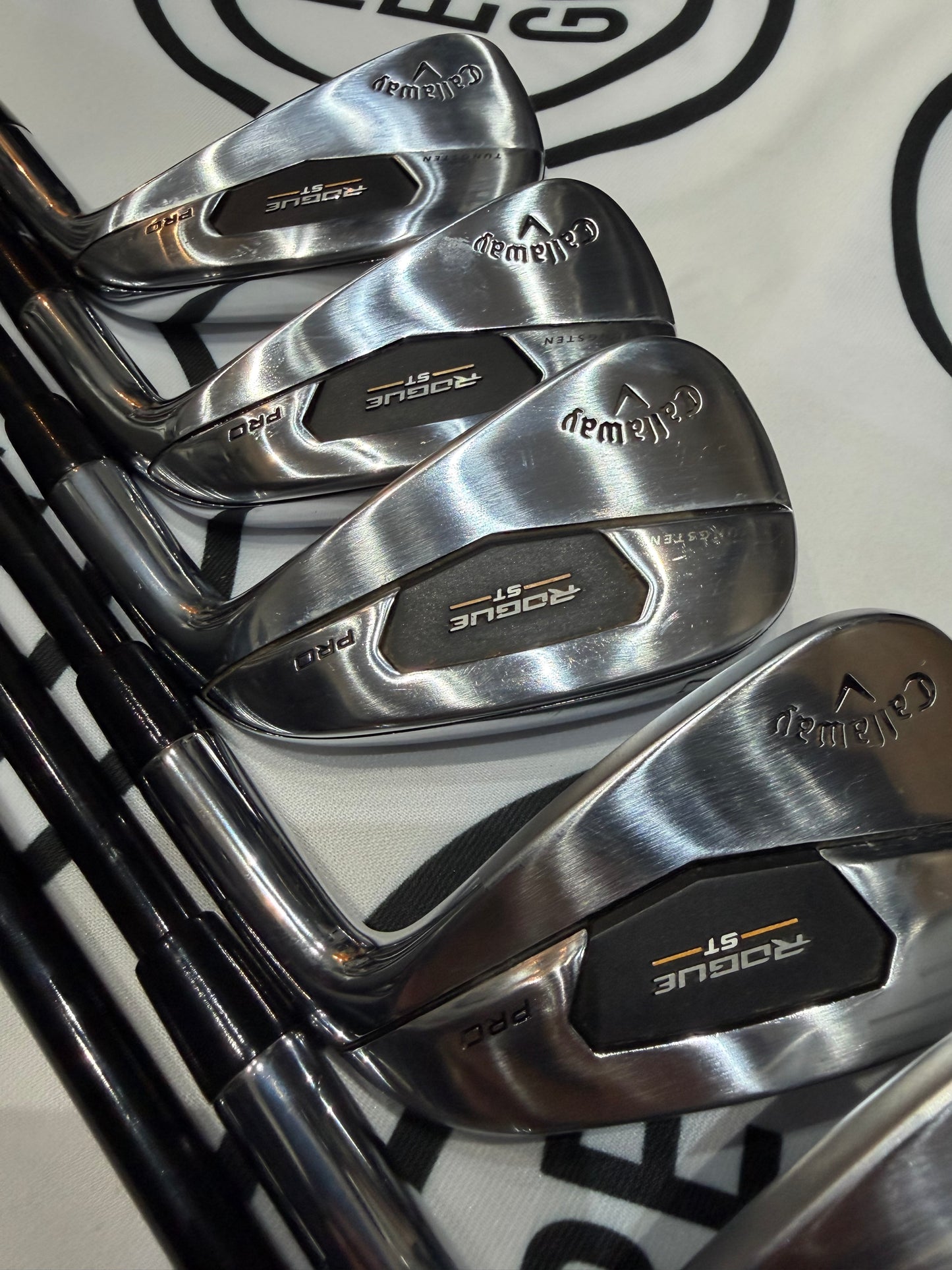 CALLAWAY ROGUE ST PRO IRONS / 5-PW / RH / 85g Stiff Flex Graphite Shafts