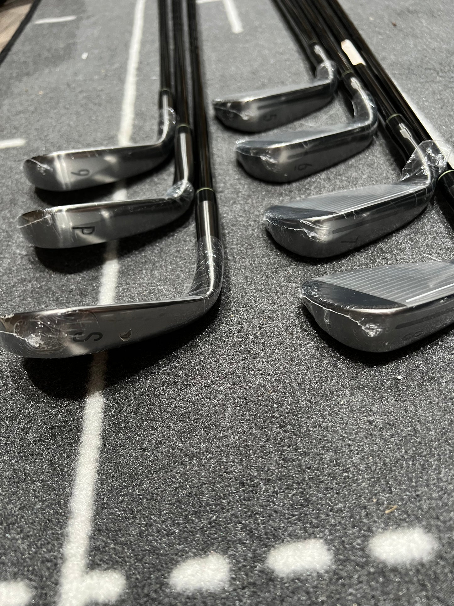 TAYLORMADE Qi GUNMETAL IRONS / 5 - SW / Mens RH / 85g Reg Flex