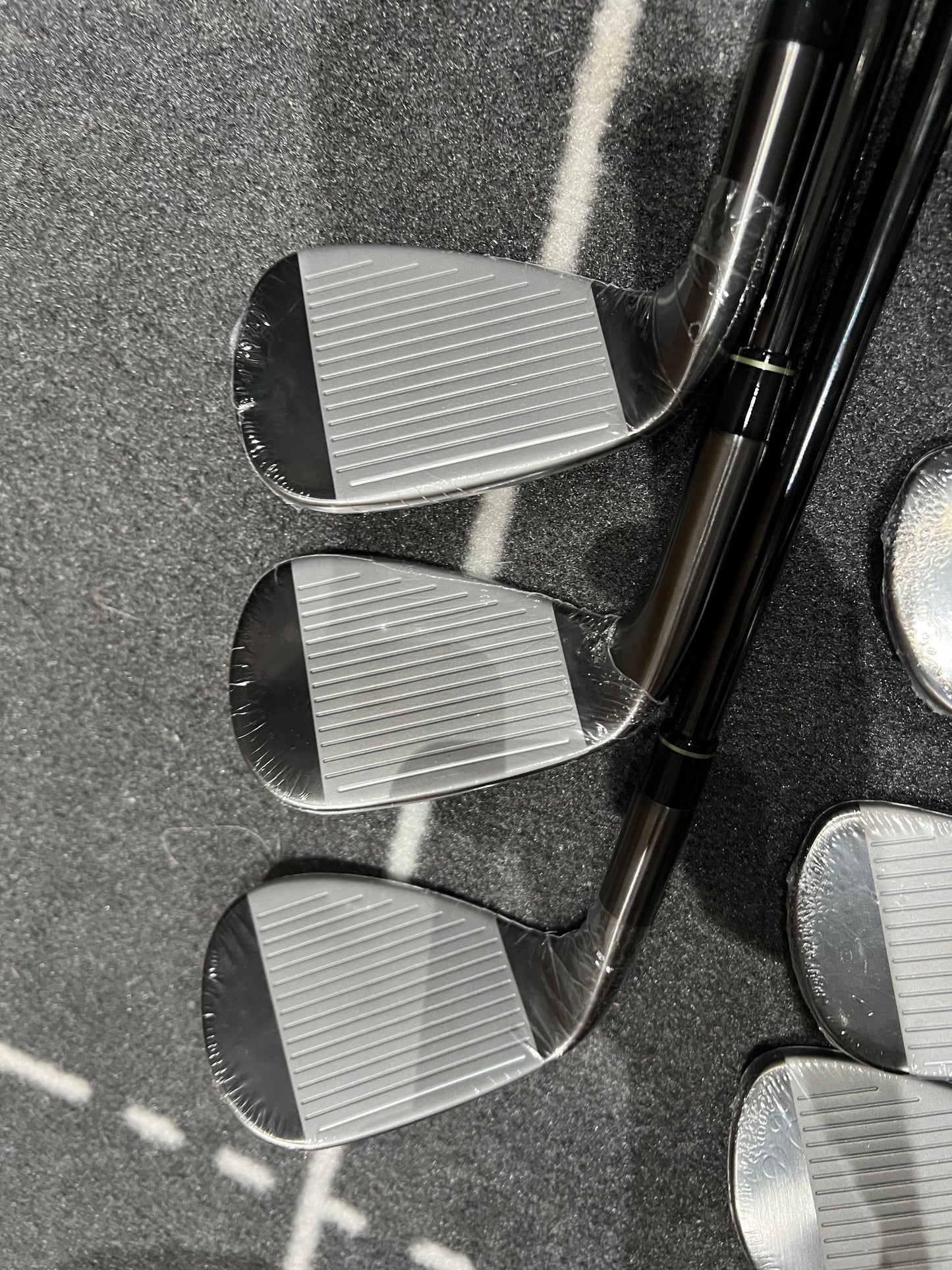 TAYLORMADE Qi GUNMETAL IRONS / 5 - SW / Mens RH / 85g Reg Flex