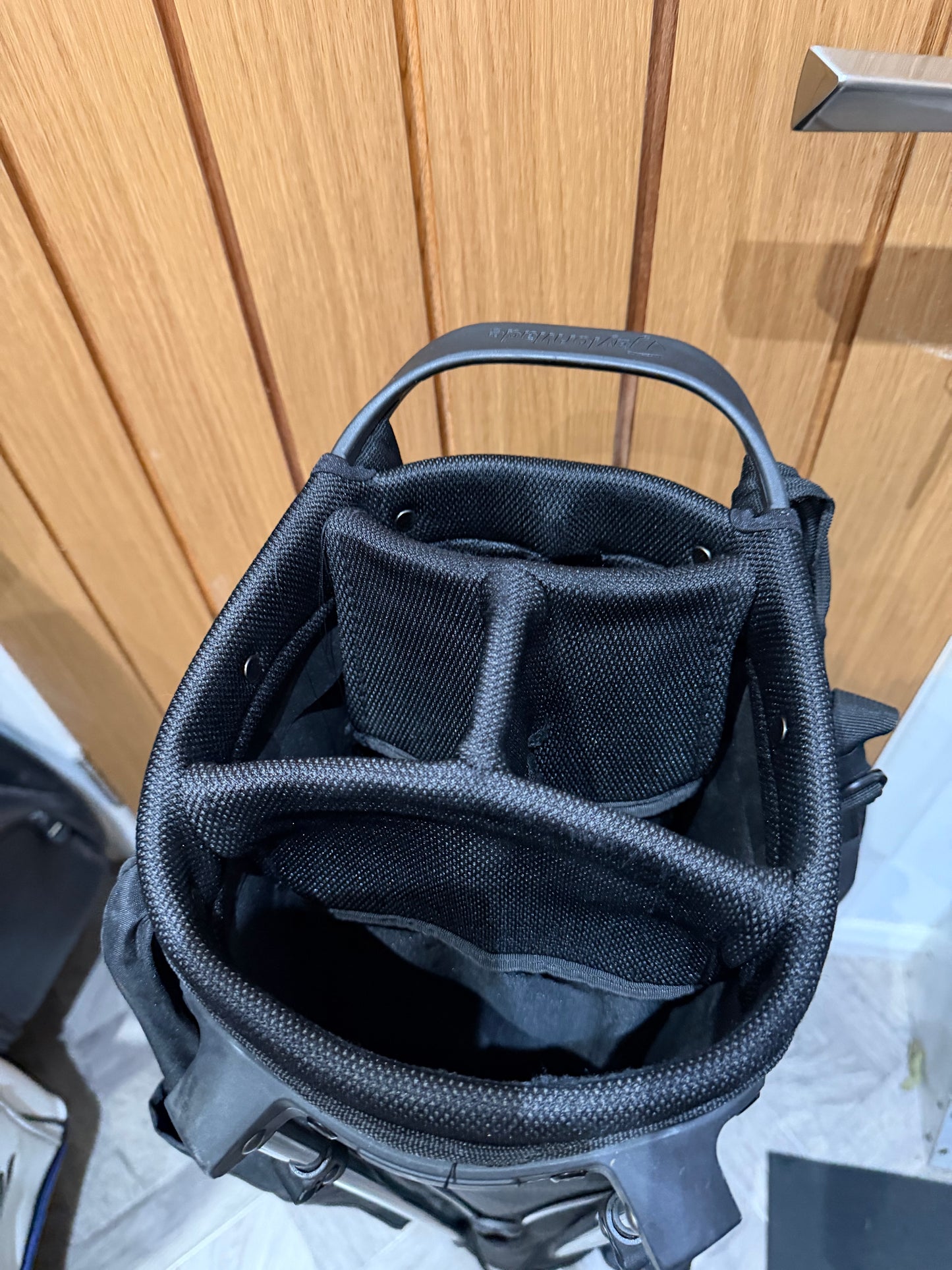 TAYLORMADE FLEX-TECH GOLF CARRY BAG / 4 Way Divide / Black/Black