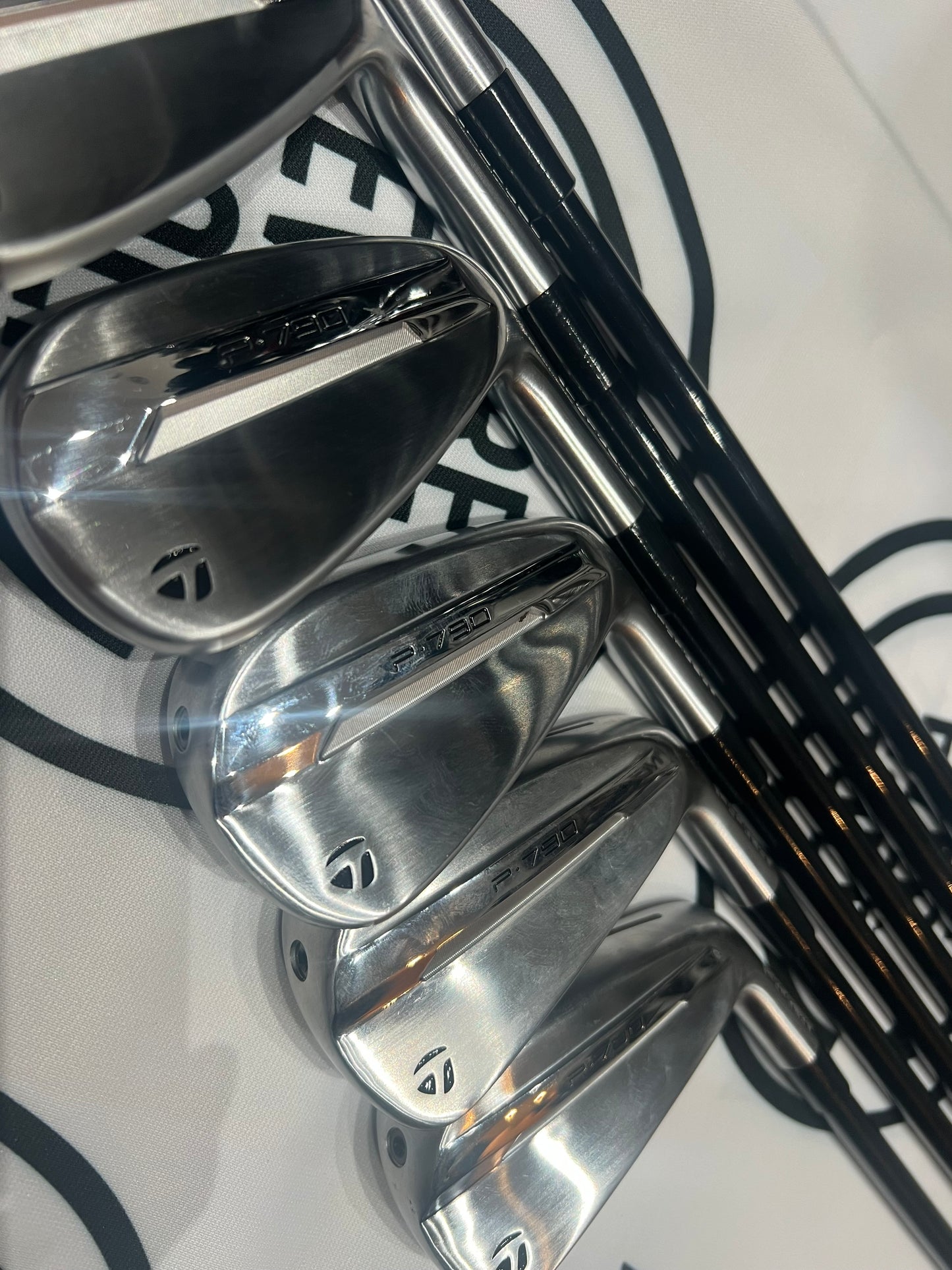 TAYLORMADE P790 (2025) IRONS / 6 - AW / RH / 65g Reg Graphite Shafts