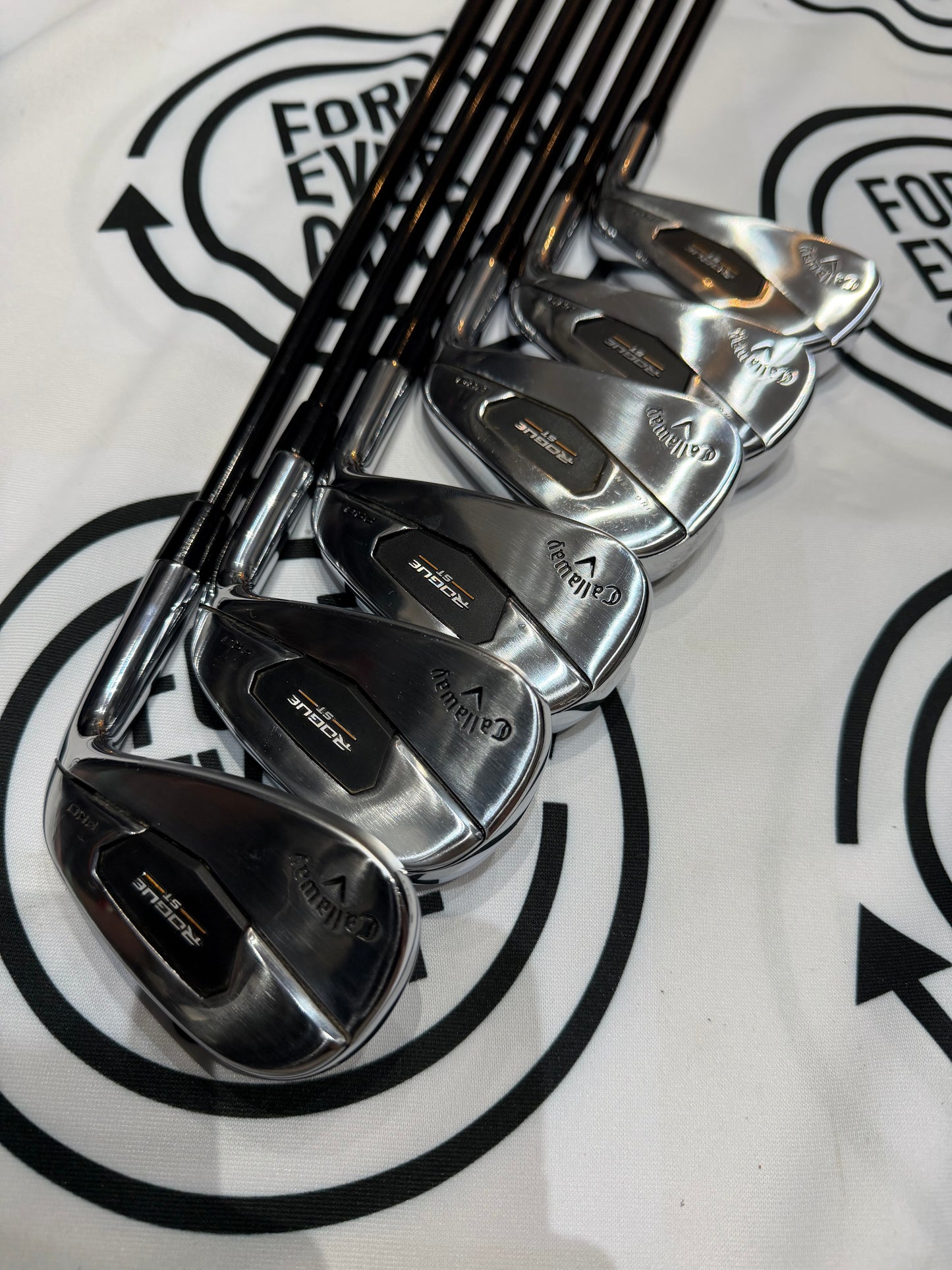 CALLAWAY ROGUE ST PRO IRONS / 5-PW / RH / 85g Stiff Flex Graphite Shafts