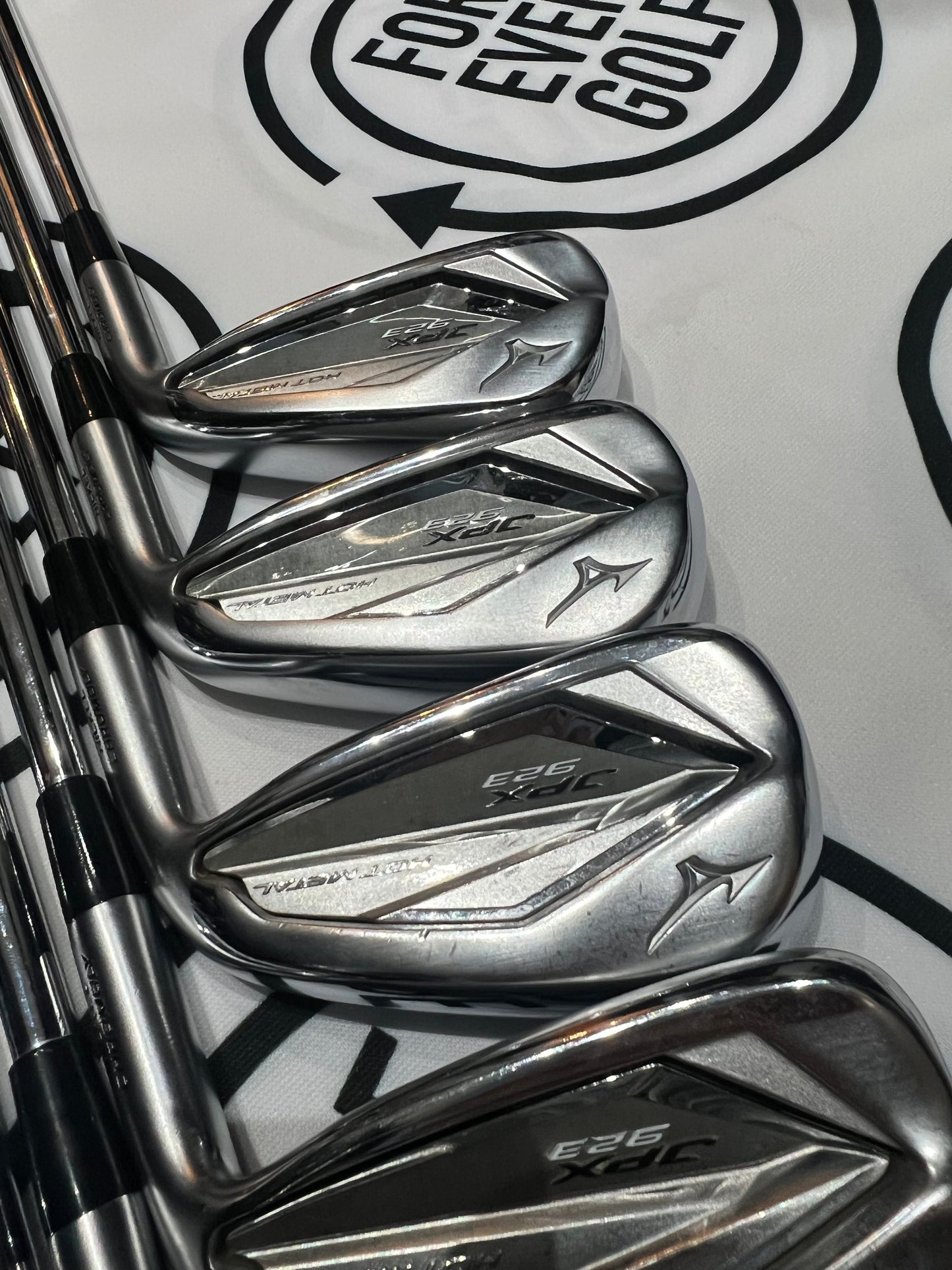 MIZUNO JPX 923 HOT METAL IRONS / 5 - PW / Mens RH / 95g Reg Flex