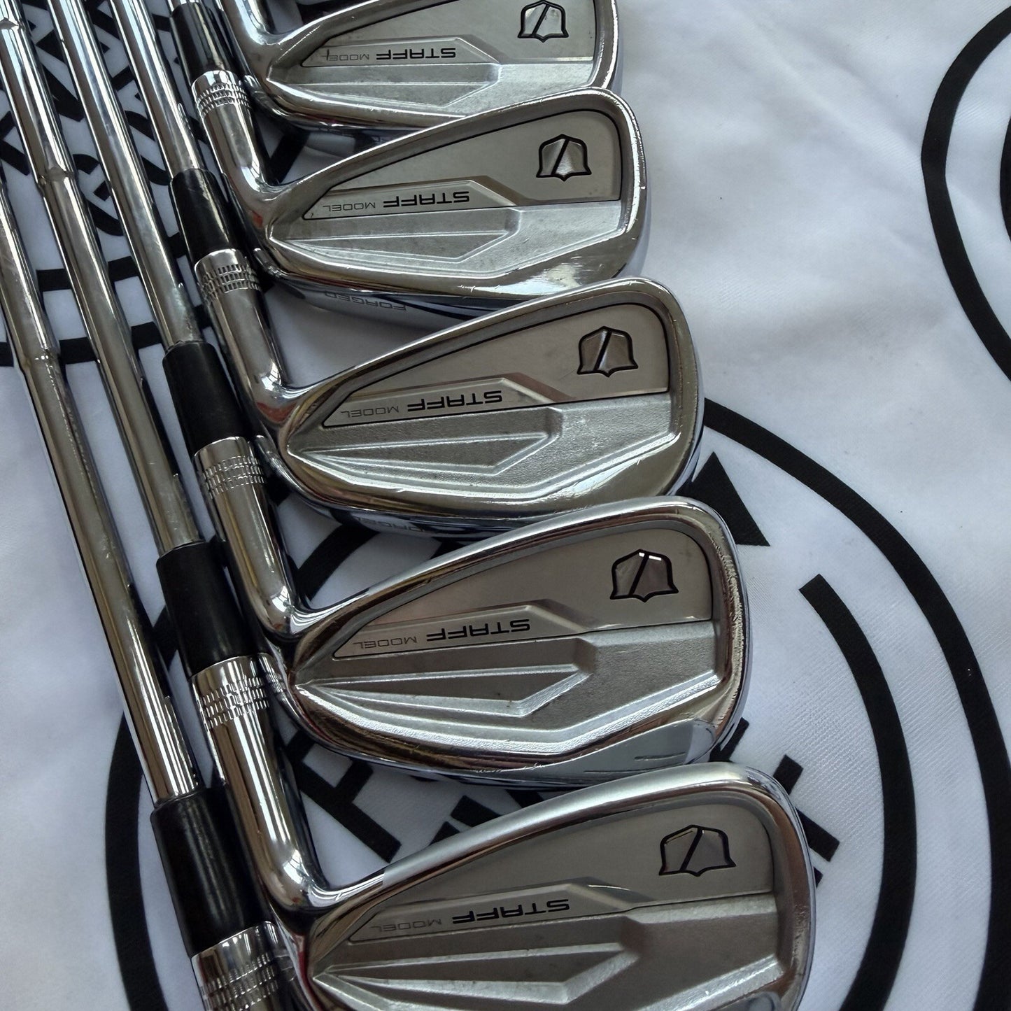 WILSON STAFF MODEL CB IRONS (2024) / 4 - PW / Mens RH / 115g Stiff Flex / V.GOOD