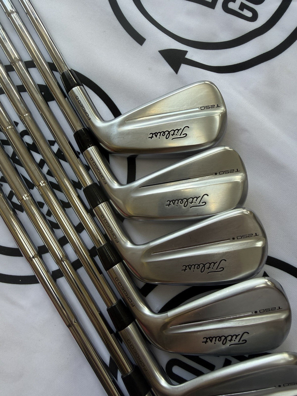 TITLEIST T250/T250* COMBO IRON SET / 4 - PW / RH / AMT White X Flex / MINT USED