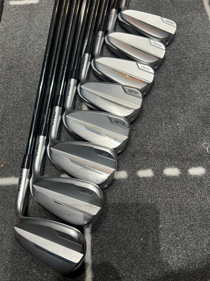 PING i530 IRONS / 4 - UW / BLACK DOT / RH / 75g Stiff Flex Graphite Shafts / MINT USED