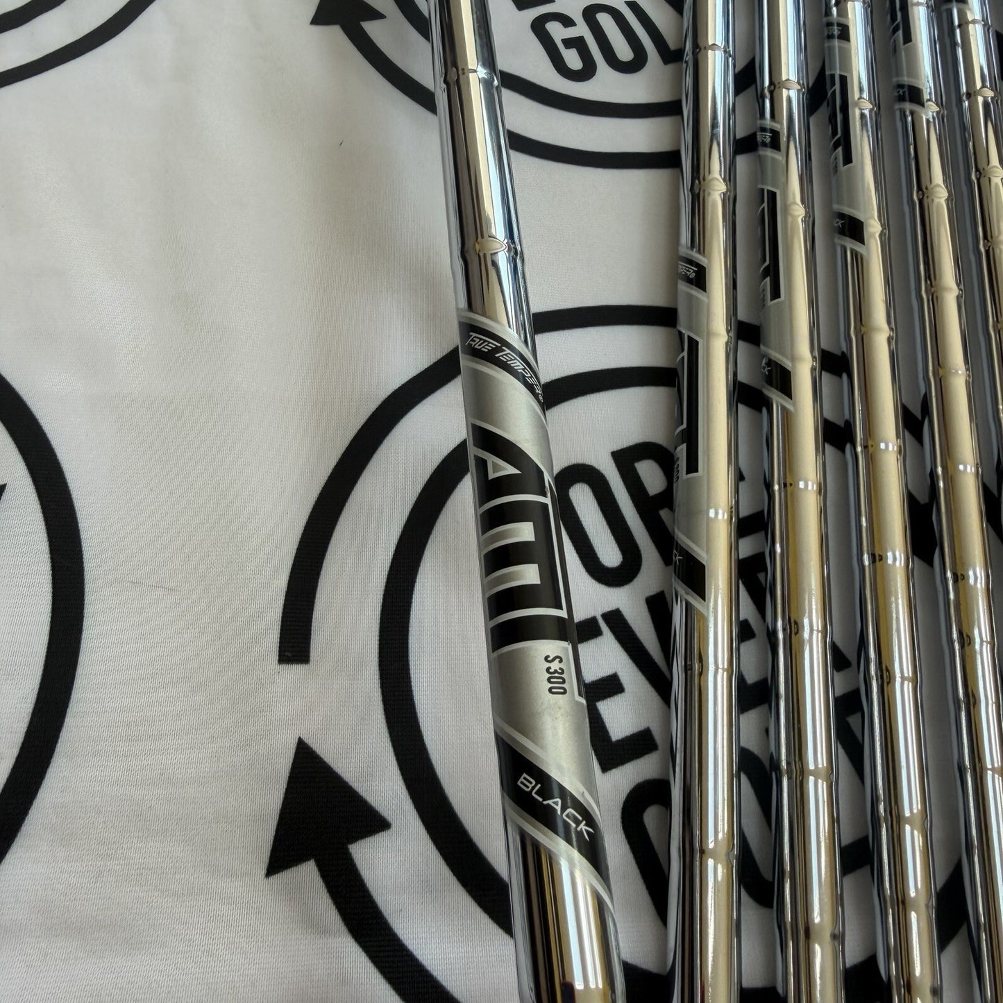 TITLEIST T100 (2023) IRONS / 4 - PW / Mens RH / AMT Black / Stiff Flex / V.GOOD