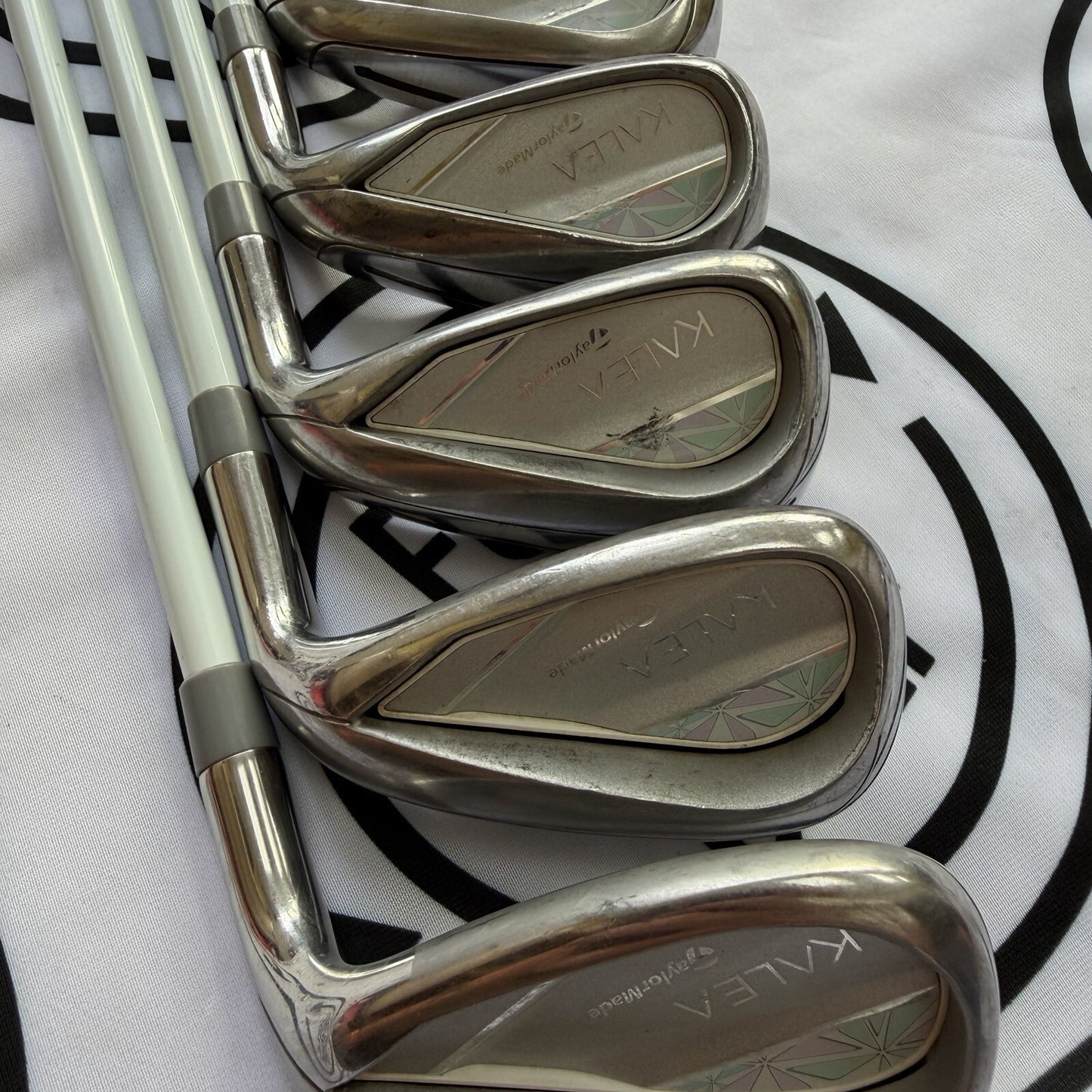 TAYLORMADE KALEA IRONS / 7 - SW / Ladies RH / 45g Ultralite Ladies Flex / GOOD