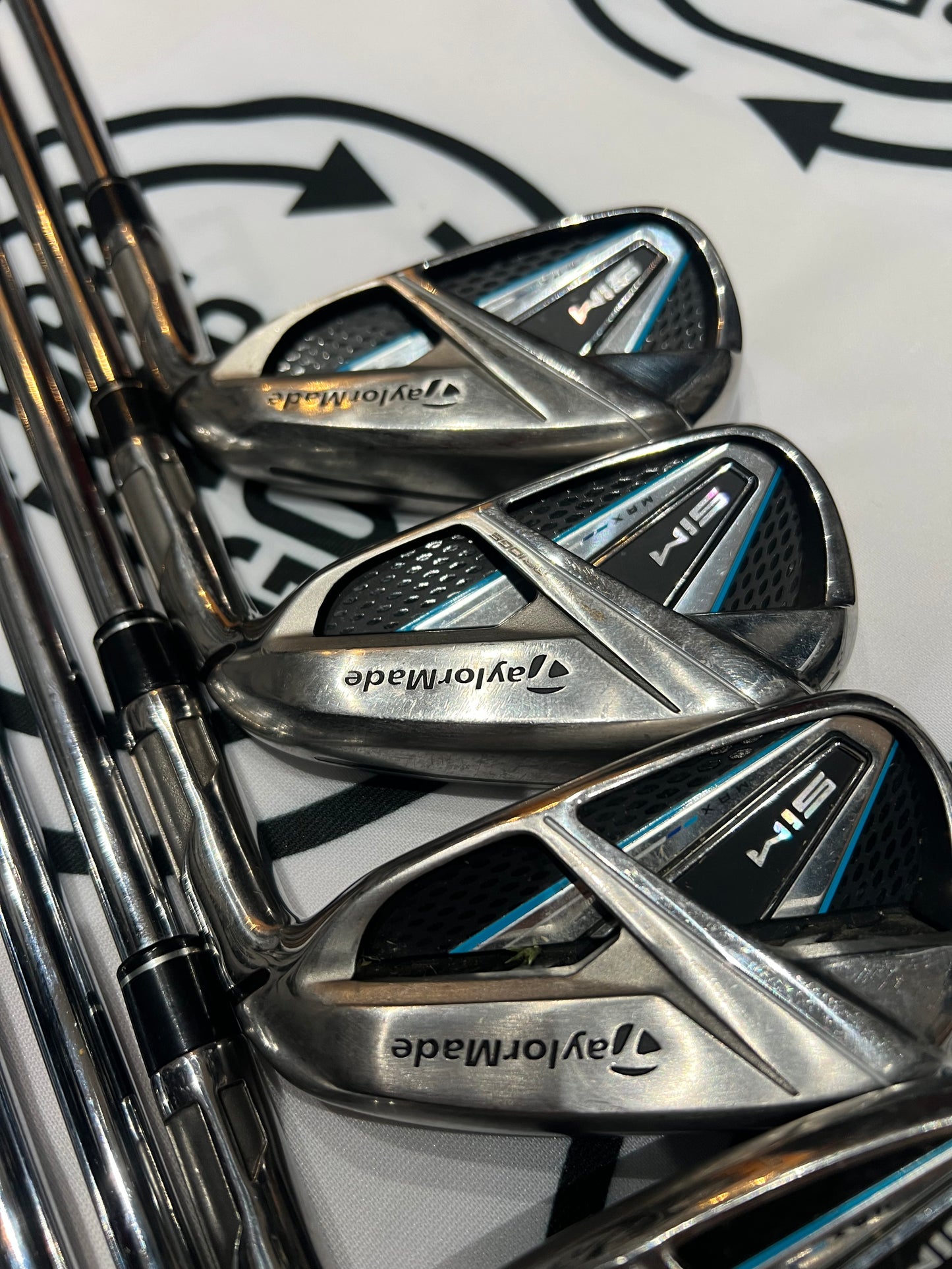 TAYLORMADE SIM MAX IRONS / 5 - PW / Mens RH / 85g Reg Flex